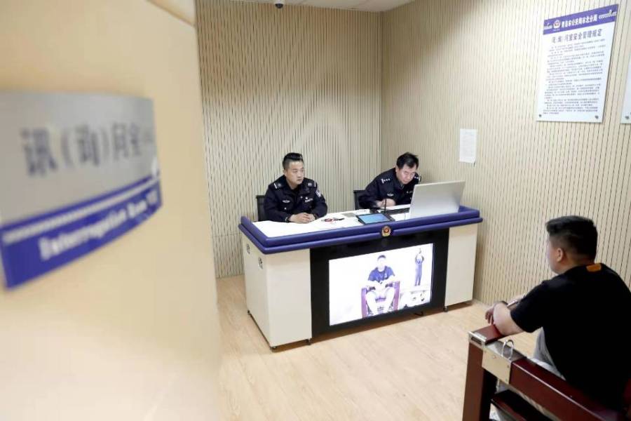 半岛都市报 吃了豹子胆？喝了“无畏散”？两男子酒后袭警被市北警方刑拘