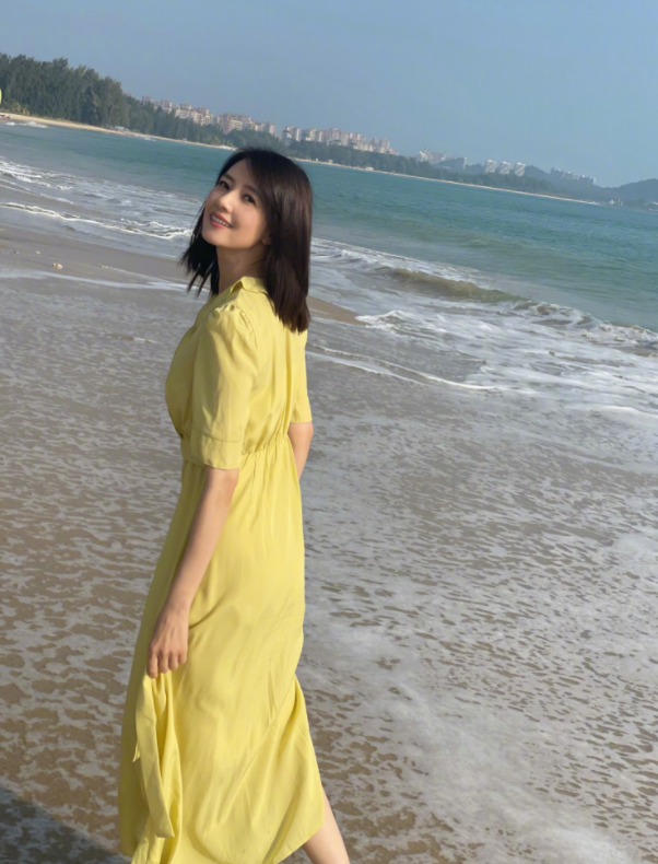 高圆圆|42岁高圆圆晒海边美照！腰肢纤细皮肤白皙，摄影师疑似为赵又廷