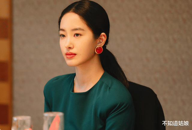 杨幂|从《芳华》里走出来的三位美女，如今的生活也差太多了