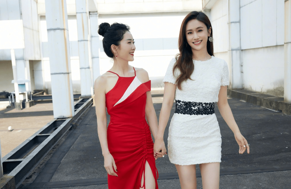 潮流新风|刘芸妈妈真不显老，62岁穿红裙身材窈窕又明艳，气质比刘芸还要好