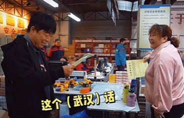 黄渤|47岁黄渤电梯前热舞！扭动腰肢表情搞怪，穿花衬衫太新潮