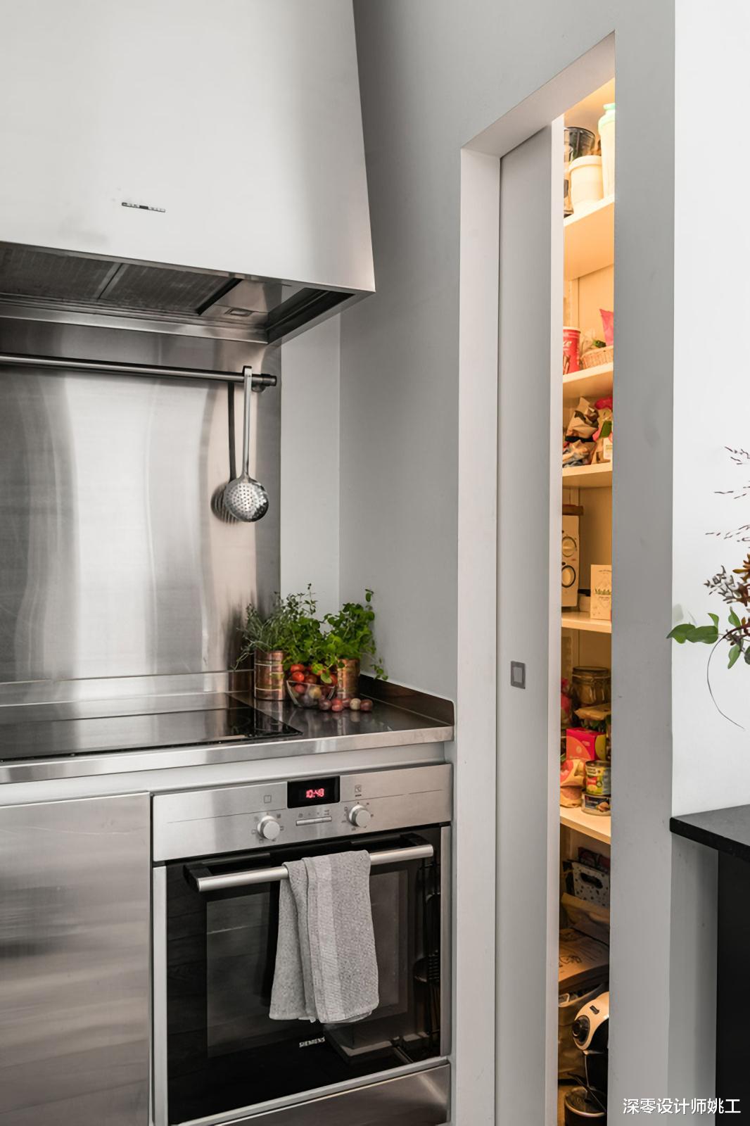 颜值爆表！客厅网格玻璃窗把105㎡装出温馨感，洒落满屋的阳光！