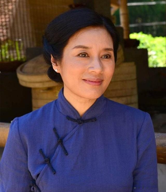 李凤绪|57岁的李凤绪，长发披肩休闲装扮，与老公结婚多年无绯闻，是真爱