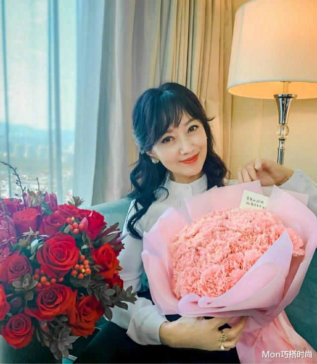 苹果|女人过了40岁，头发不要剪太短，今年流行这3种齐肩卷，时髦减龄