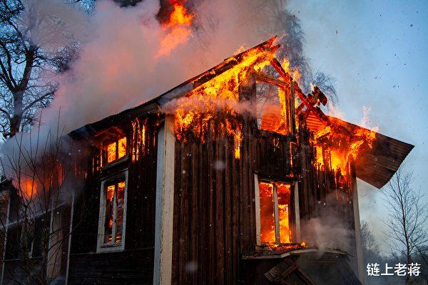 案件通报 男子从火场救出9旬老妇后瘫倒 随后也获救