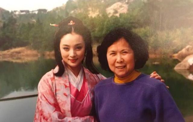 蒋勤勤|蒋勤勤的三角情史，靠美貌上位迷倒了3个男人，两次深陷插足风波