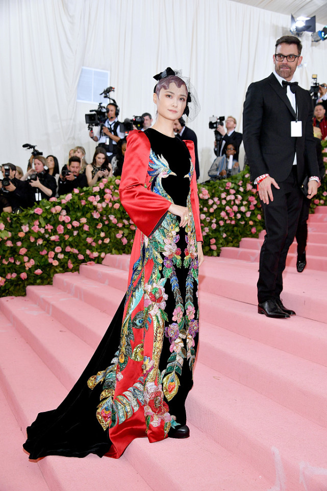 BiuVogue|李宇春的气场是真的强大，就算穿浮夸的服饰，也很有明星范