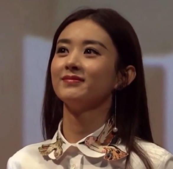 赵丽颖|赵丽颖离婚后首次出席活动，穿白衬衣格子裙，站在台上抹眼泪