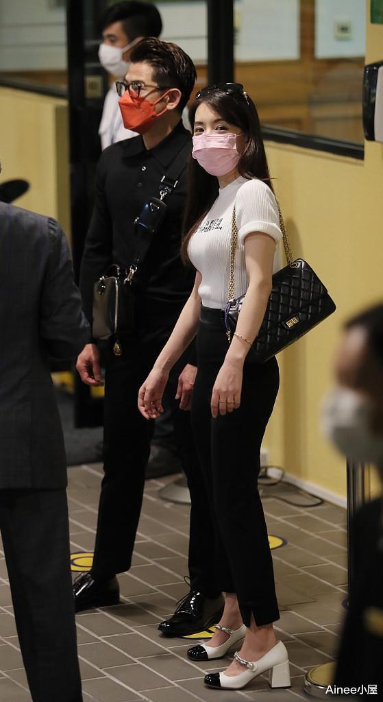 Ainee小屋|方媛当了妈却仍爱日系名媛风,印花衬衫配红裤,发卡配得挺甜美