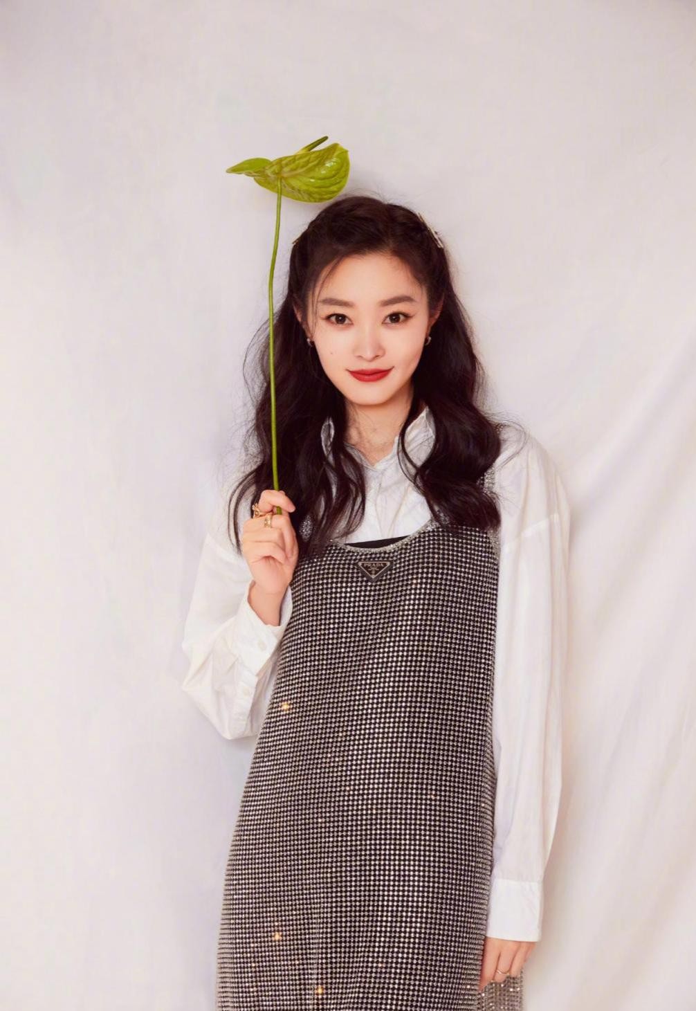 潮流搭配师甜甜|宋轶穿亮片裙都这么乖巧，拿荷叶凹造型真可爱，谁想到她已经30+