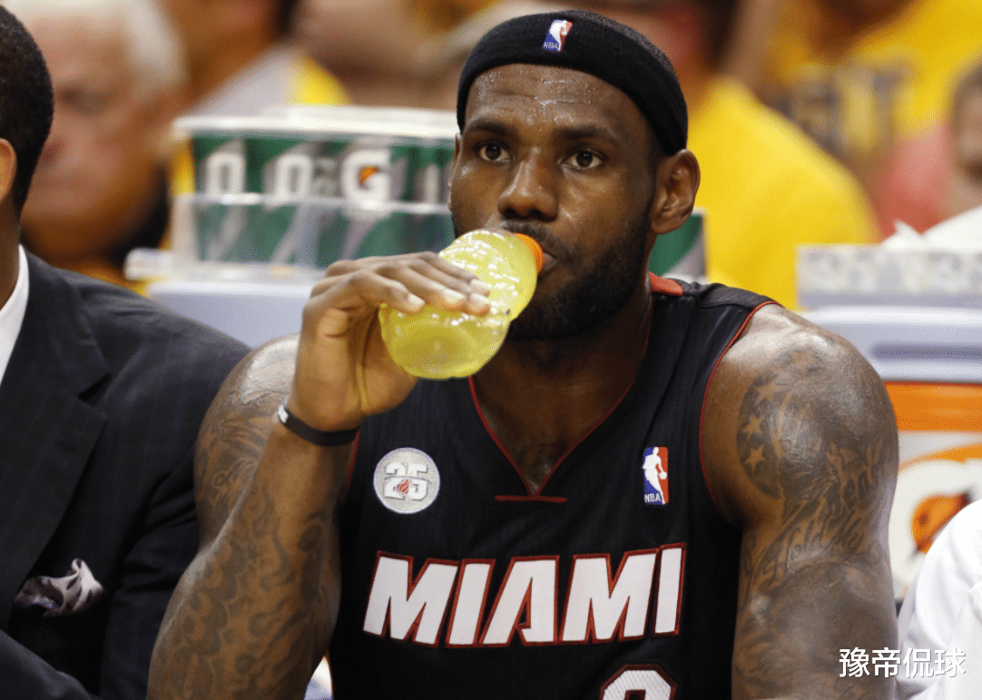 籃球|NBA巨人喝水瞬間！莊神直接用桶，姚明如同喝口服液，反差明顯