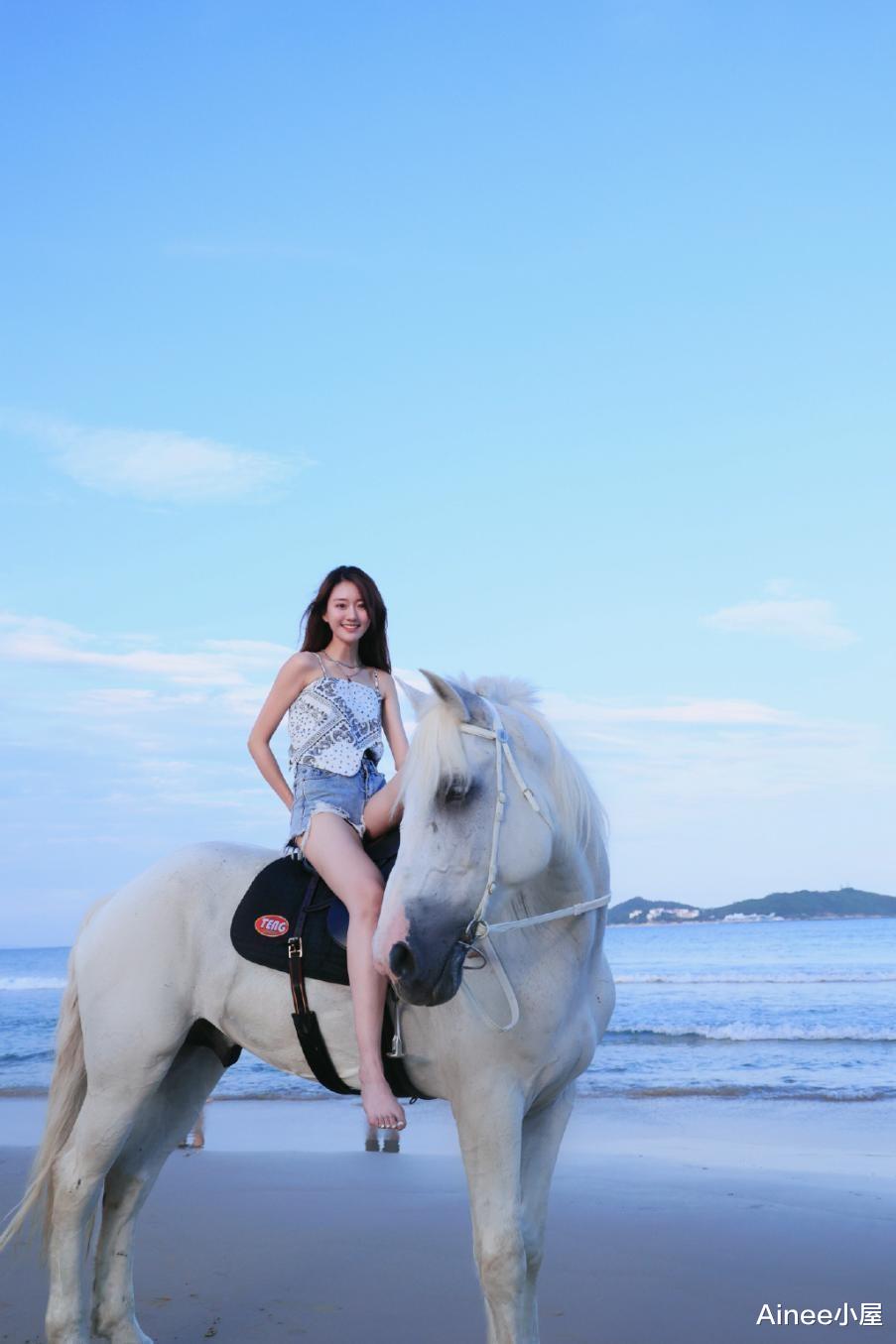 Ainee小屋 闫学晶儿媳妇挺高调，和婆婆在一起也要穿热裤，白皙长腿太撩人