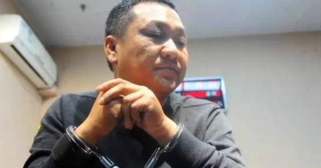 |他亡命天涯16年，娶4个漂亮老婆，连生12个娃，被抓时身家几个亿