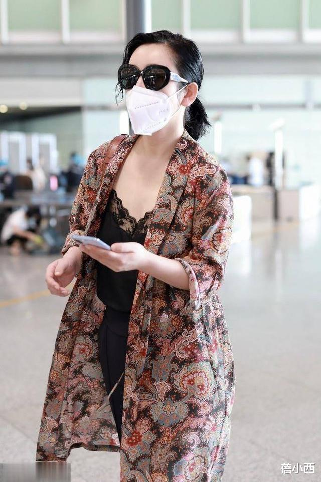 蓓小西|秦海璐越老气场越大，连土味印花外套都穿出了高级感，就她能撑住