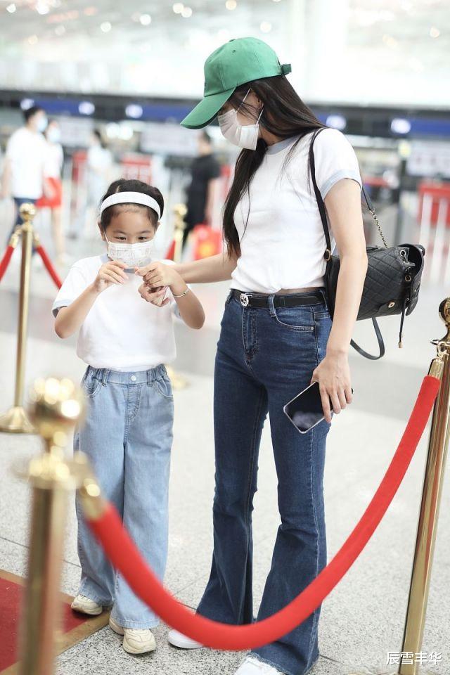 辰雪丰华|包文婧与女儿同框机场，穿白T配牛仔喇叭裤，休闲低调却很显年轻