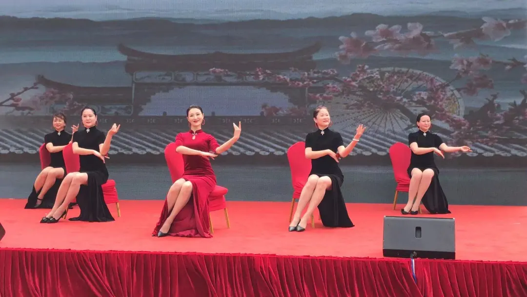 大众网青岛 昨天青岛这里人鼓了！火爆“拼妈”现场