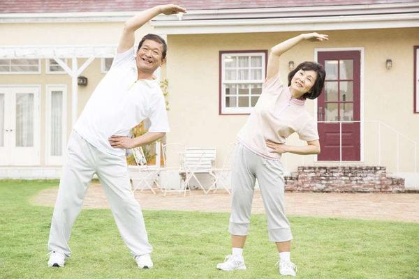 俯卧撑|中年后身体逐渐退化，若能完成这4个动作，说明身体还算年轻