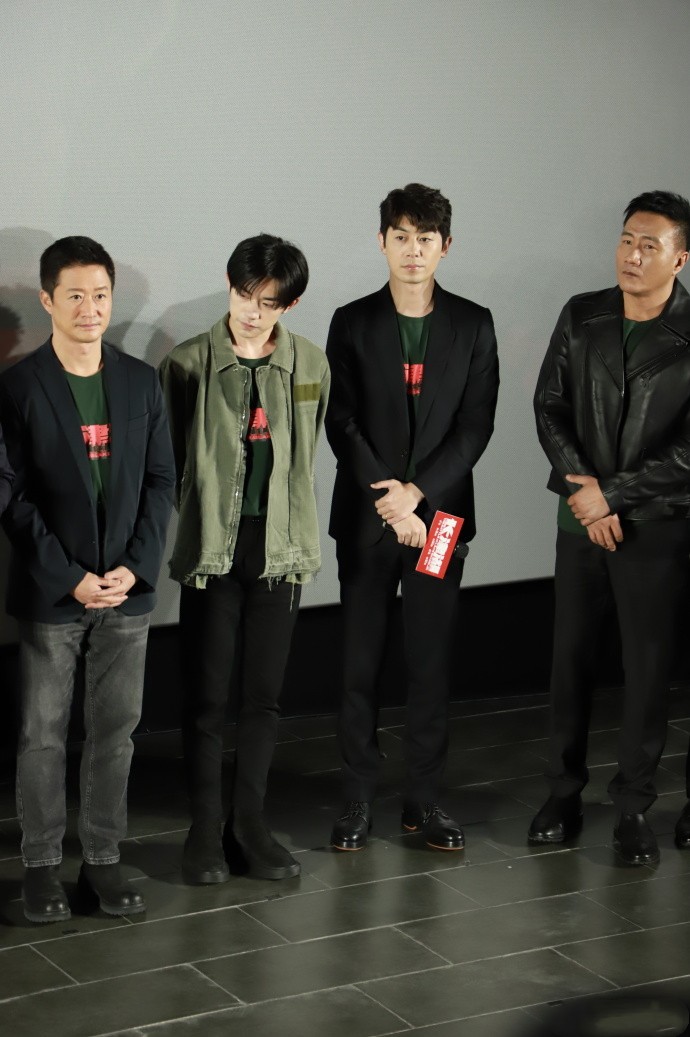 易烊千玺|易烊千玺忙着宣传《长津湖》，穿牛仔褂出镜看似随意，仍帅成焦点