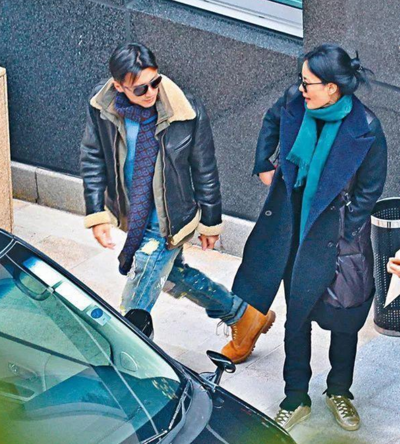 奶果的妈咪 李亚鹏欠债4000万，王菲谢霆锋重现经典牵手，李嫣懒理大秀水手服