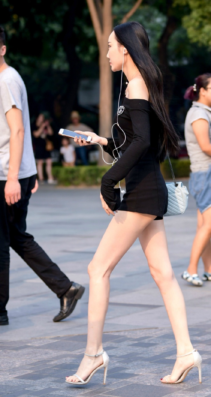 几多小雨云|没有什么可以打败一字带配热裤的女孩，她们是女装界的天花板