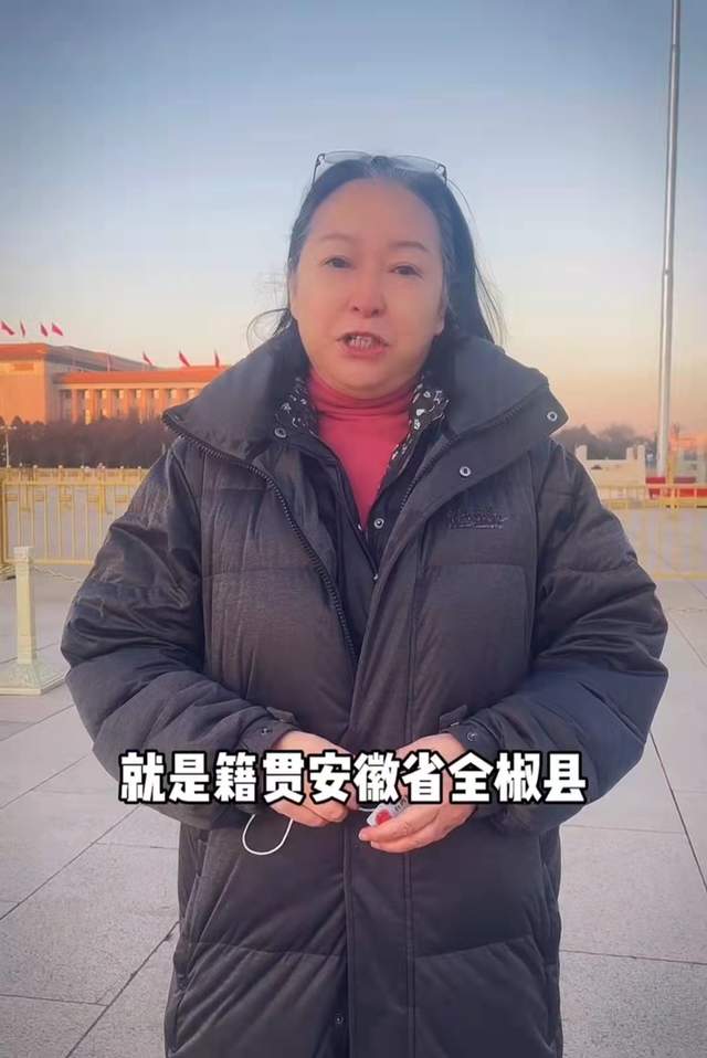 修图|68岁台湾老戏骨现身北京天安门，观看升旗热泪盈眶，感叹回家真好