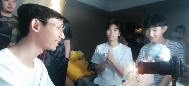 ag战队|KPL：AG麟羽复播自信全无，自嘲不配当职业选手，被月光用废了？