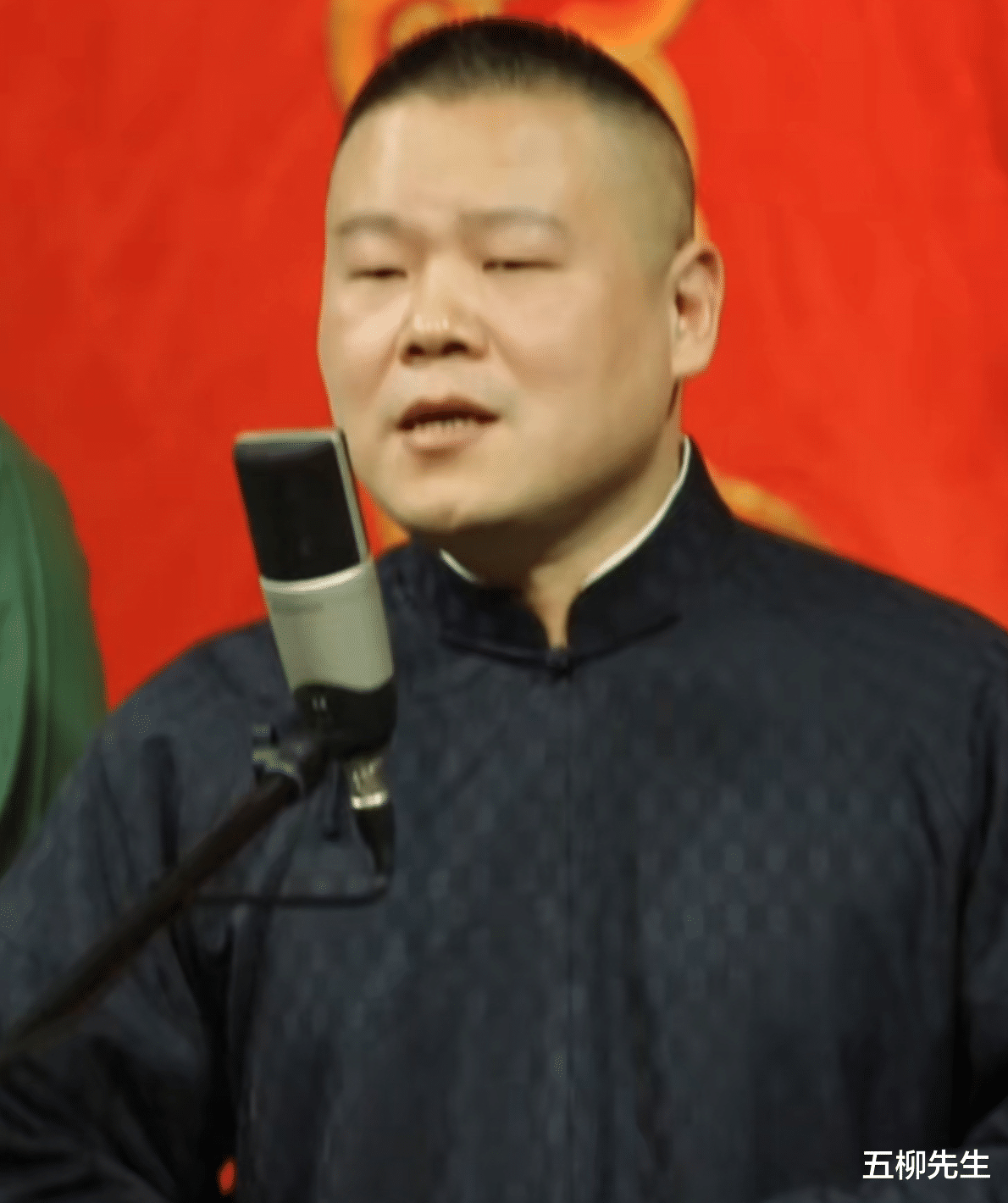 岳云鹏|岳云鹏术后首登台，与爱徒合作《卖估衣》，返场连唱三首成名曲