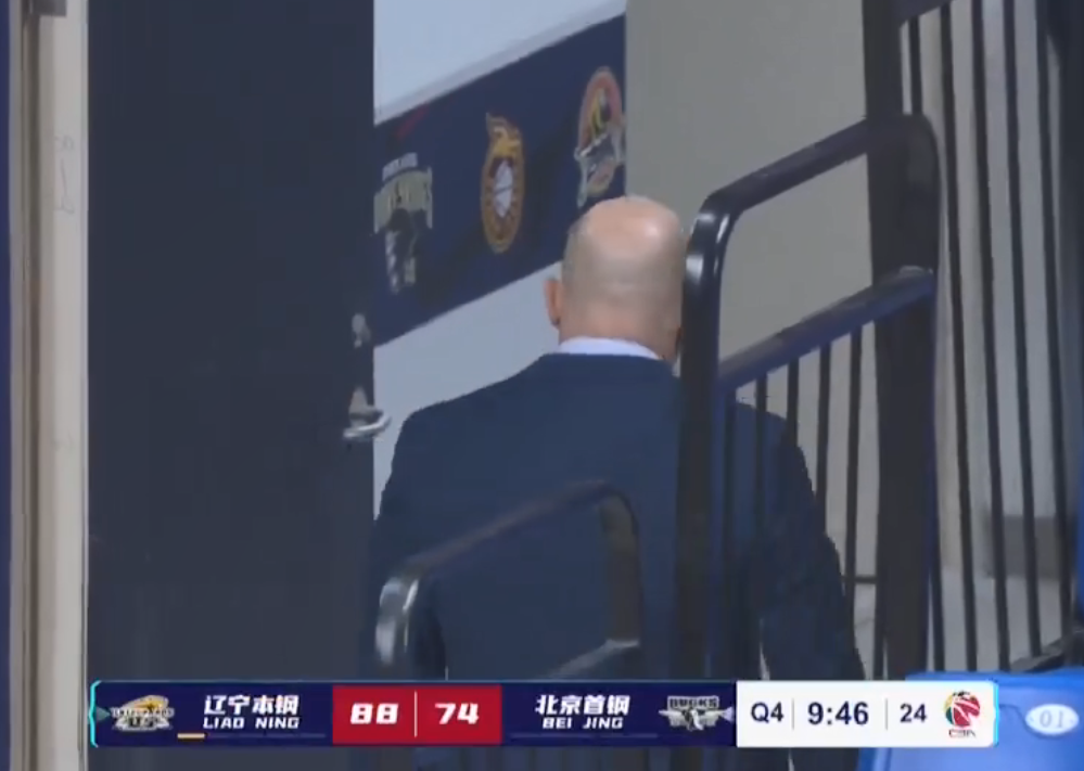 北京男篮|突发！雅尼斯连续两次技犯被驱逐，首钢被打11-0，两人找裁判理论