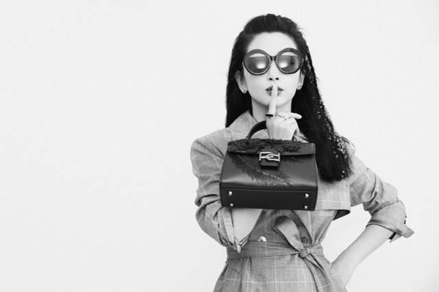 时尚潮流生活|李冰冰穿上西装裙，脚踏一双黑色的长靴，要多酷就有多酷！