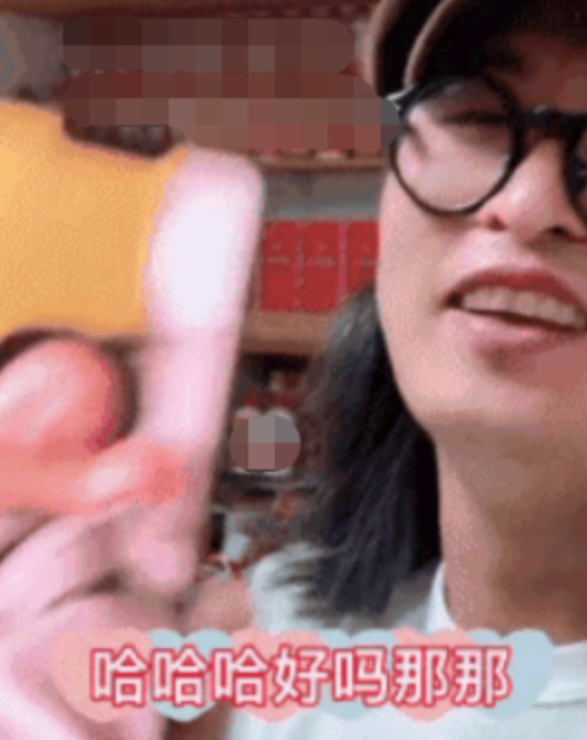 张敏|张敏与小10岁男友逛街被拍！穿一身黑衣气场强，男友帮拎包好贴心