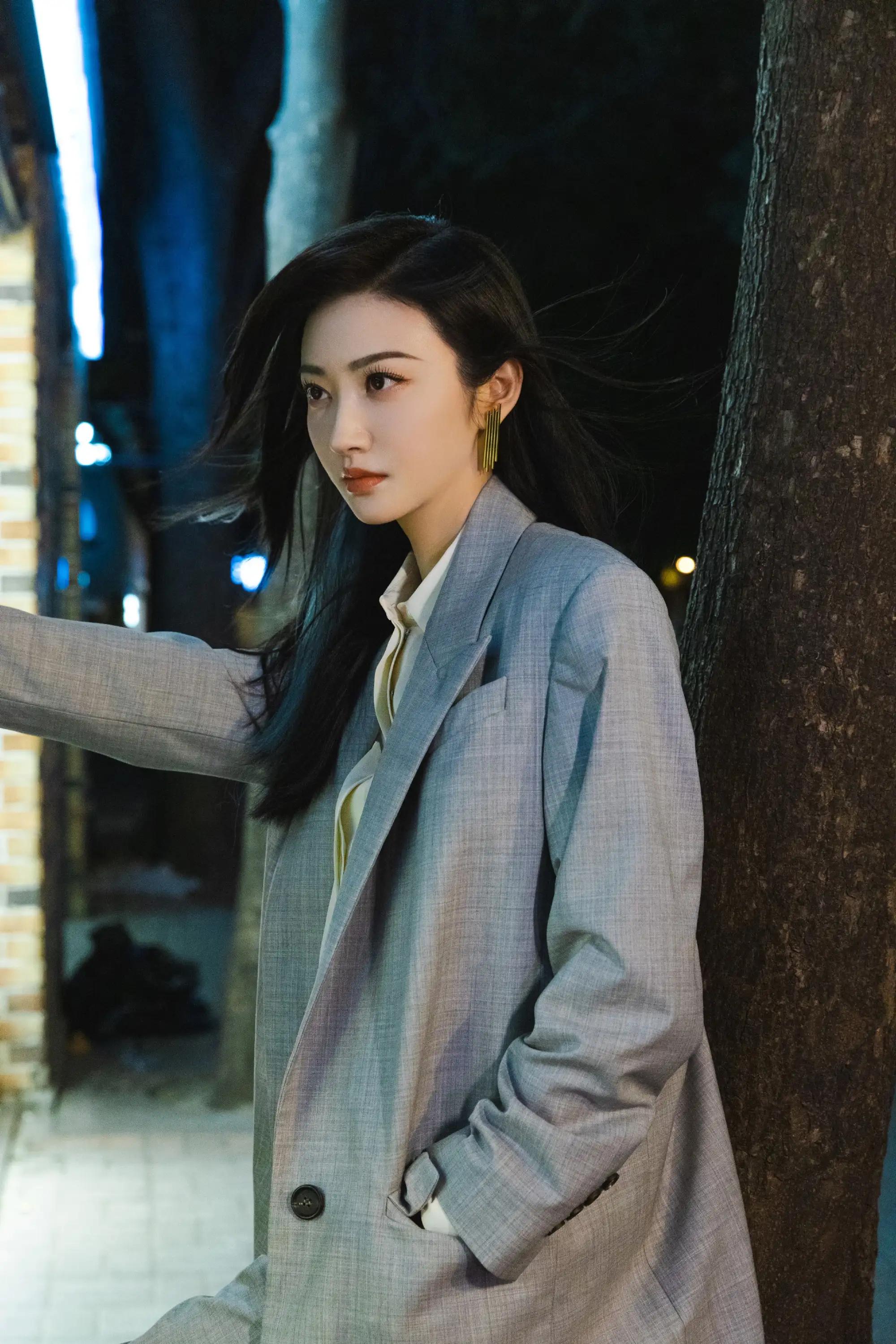 短发 景甜街头穿搭,身穿灰色西服套装,搭配蓝色挑染发型,又酷又美