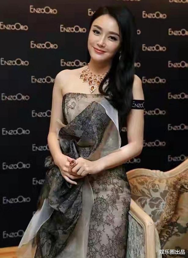 宋佳|秦岚和宋佳合影再次翻红，1小时流量破400万，焦点都在宋佳的身上