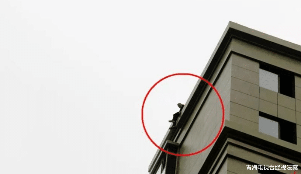 青海电视台经视法案 13岁女生蹲在路边，对陌生男子絮叨了1小时，得知真相后网友点赞