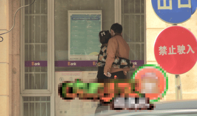 黄渤|张雨绮携龙凤胎儿女出街,丝毫不受绯闻影响,4岁儿子打扮超炫酷