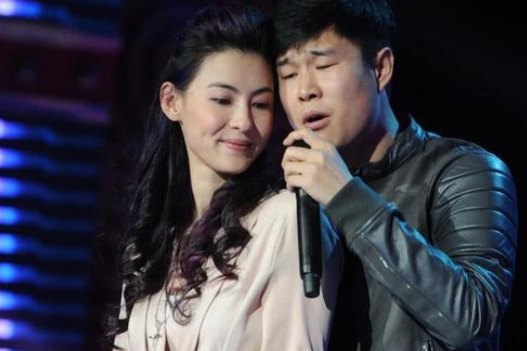 张柏芝|论情商的重要性,张柏芝演出时扣子崩开,小沈阳机智救场太及时