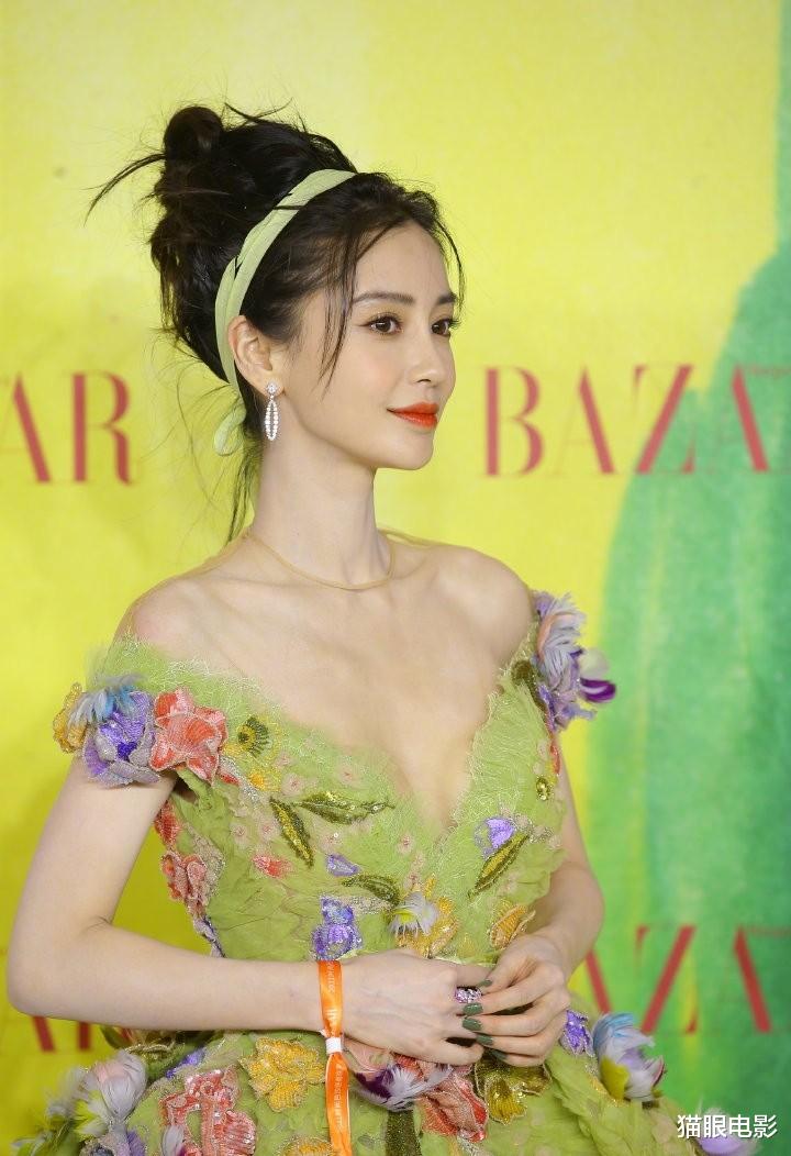 Angelababy|32岁杨颖身穿绿色花朵裙，腰肢纤细锁骨好抢镜，网友：在逃公主