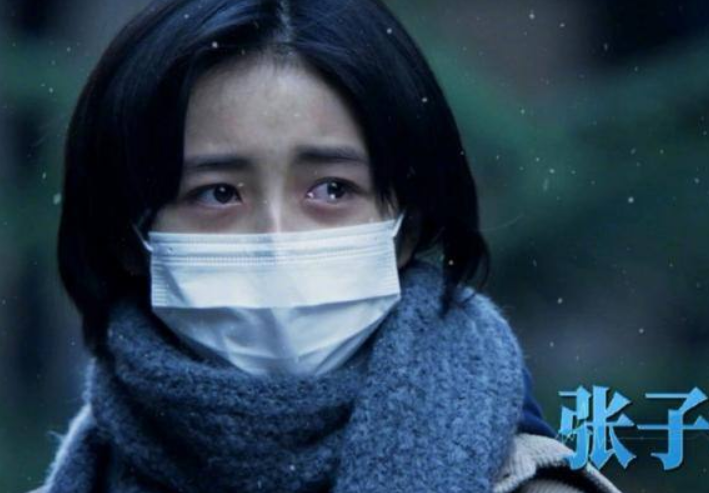 蔡徐坤|路人镜头下的张子枫气质清冷，吾家有女初长成的感觉，太漂亮了吧