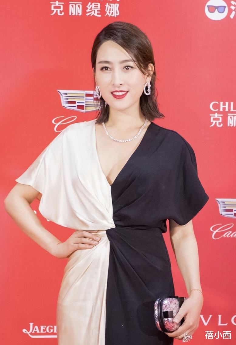 马苏|“马苏”穿黑白拼色连衣裙好优雅,剪了短发也毫不逊色,气场全开