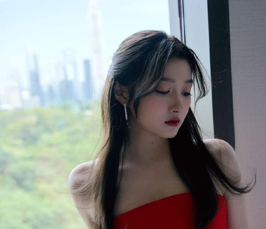 赖冠霖|关晓彤拍摄路透曝光，紫头发配荧光绿上衣，网友：说瞎话都夸不动