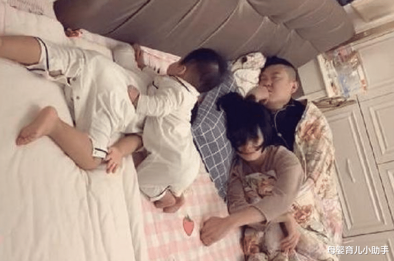 母婴育儿小助手|婆婆拍下一家四口午休照，迅速火遍网络，网友看后心疼孩子：父母才是真爱