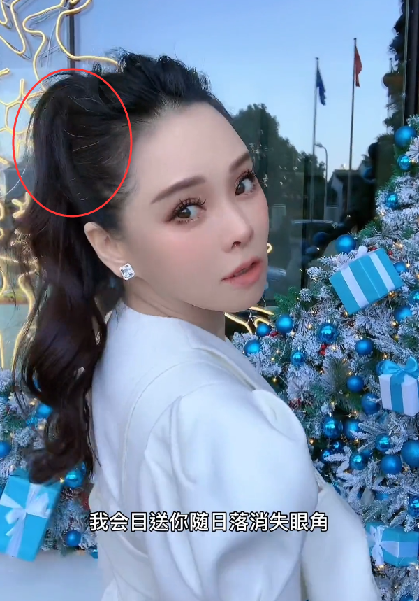 伊能静|53岁伊能静晒精致侧颜，大方展示头顶白发，被喊“奶奶”高情商回应