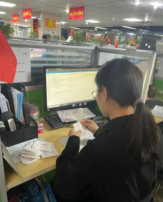 穿衣搭配|面试10个会计人员，一包烟30元。那么10包烟多少钱？一个人答对