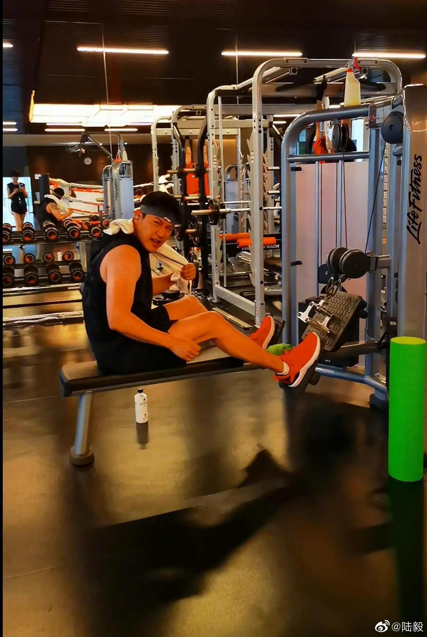 陆毅|陆毅晒照庆46岁生日,手牵俩女儿超幸福,13岁贝儿身高超爸爸肩膀