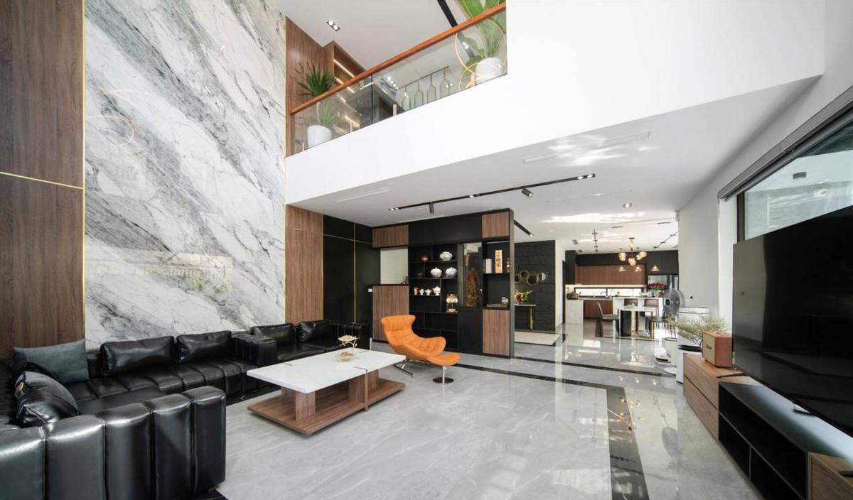 挑空客厅显大气，入户院子挺精致，这套360㎡别墅完工收获一致好评