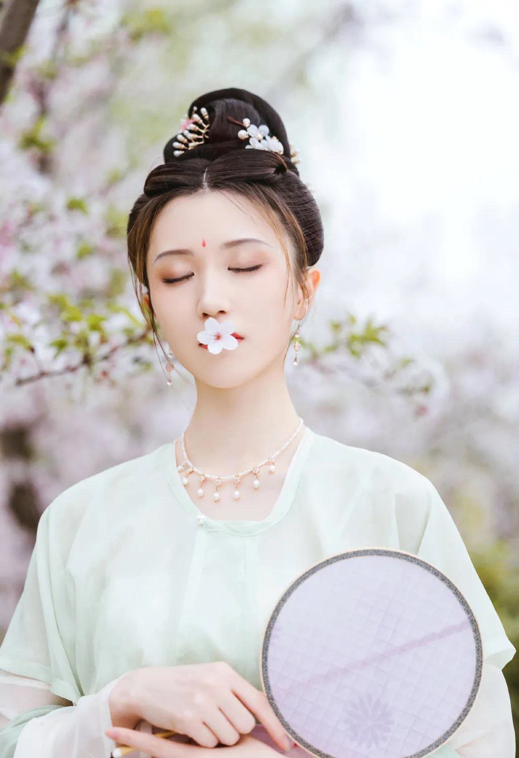 时尚圈的奇葩大喵|中秋月圆当然要穿九州华裳，红衣艳丽白衣仙美，周也王楚然着实绝