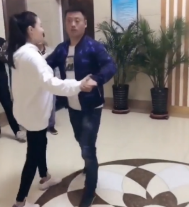 关婷娜|关婷娜穿牛仔辣裤扭网红舞,昔日丰腴身材已不复,醉心事业不恨嫁