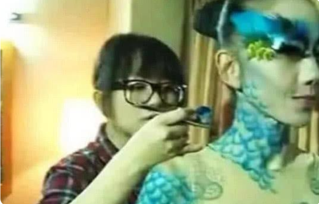 杨丽萍|杨丽萍真是拼了，衣服全是画的，身上的纹路一清二楚