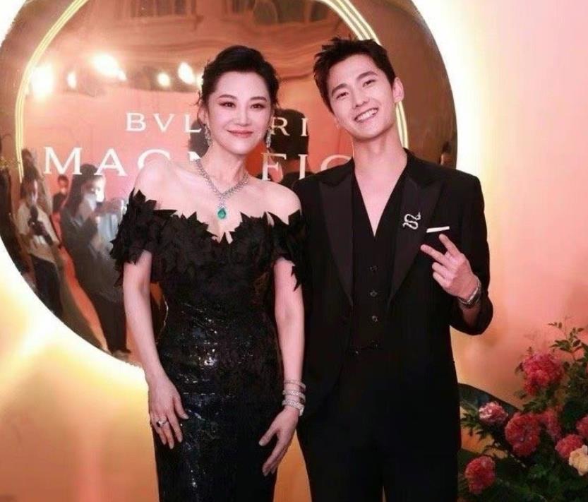 花匠小美 52岁许晴同框30岁杨洋，明明能算是两辈人，看着却像“姐弟”