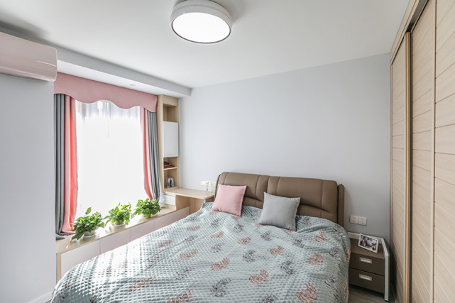 80平原木色北欧风二居室，整个空间动静结合干净、简单、清爽