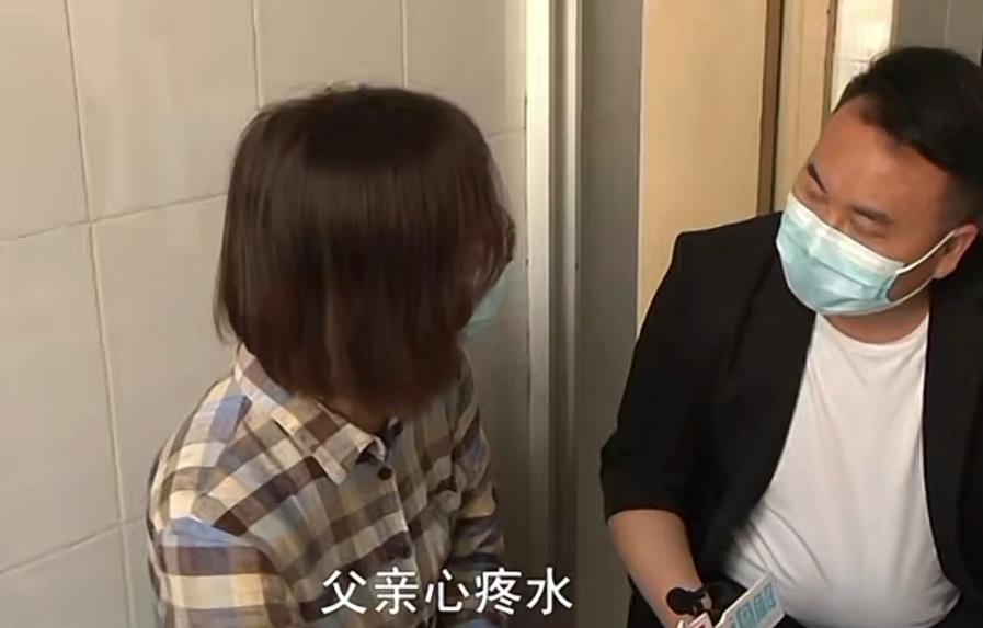 儿子做饭父亲监视:燃气只能开45度角,马桶不让用 儿子:像蹲监狱